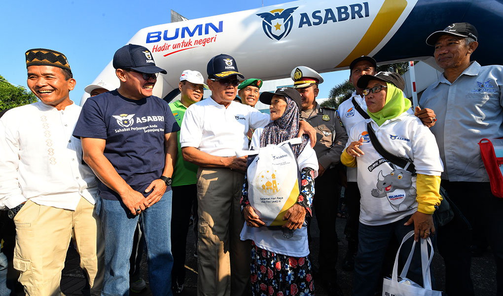 Direktur Utama PT Asabri (Persero), Sonny Widjaja berbincang dengan pemudik saat akan melepas 1300 pemudik di Jakarta, Jumat (31/5/2019).Foto/Roni.M/ECONOMICZONE