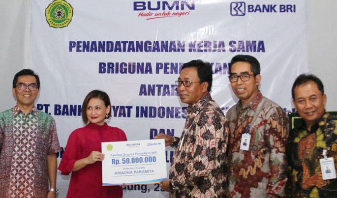 Direktur Hubungan Kelembagaan Bank BRI Sis Apik Wijayanto usai melakukan perjanjian kerjasama Student Loan 
