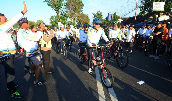 Menteri BUMN Rini M soemarno bersama Direktur Utama Bank BTN mengayuh sepeda saat fun bike Tour De Tjolomadoe