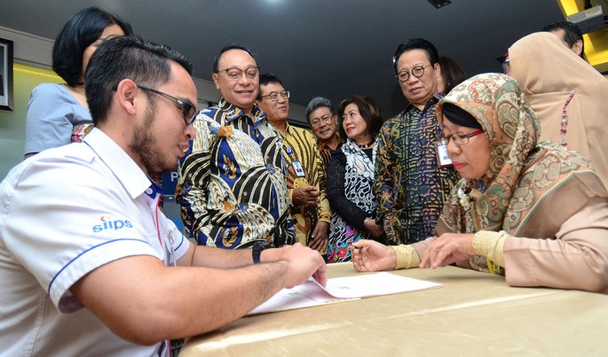 Dirut BTN Mryono dan Dirut Sucofindo Bachder Djohan Buddin menyaksikan akad kredit KPR