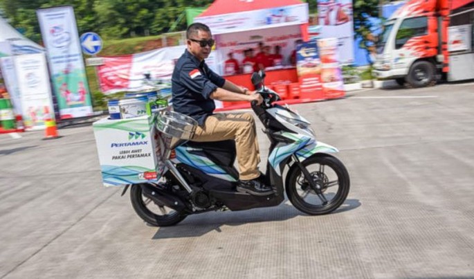 Menteri ESDM, Ignasius Jonan, menjajal motor pengangkut BBM saat meninjau SPBU di rest area tol Cipali kilometer 102 A, Sabtu (2/6).