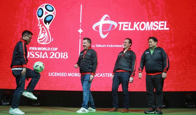 Direktur Marketing Telkomsel Alistair Johnston (kedua kiri) didampingi Vice President Brand and Communications Telkomsel Nirwan Lesmana, Head of Digital Lifestyle Crispin Tristam serta CEO PT Football Momentum Asia David Khim
