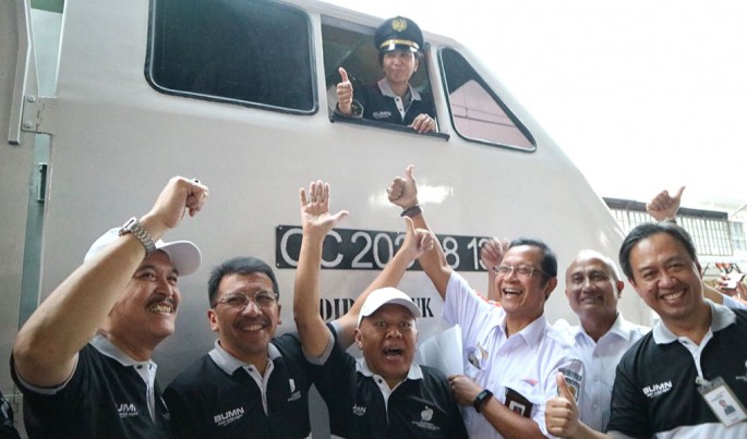 Menteri BUMN Rini M Soemarno bersama Dirut Jamkrindo Randi Anto saat melepas pesrta mudik di Stasiun Senen