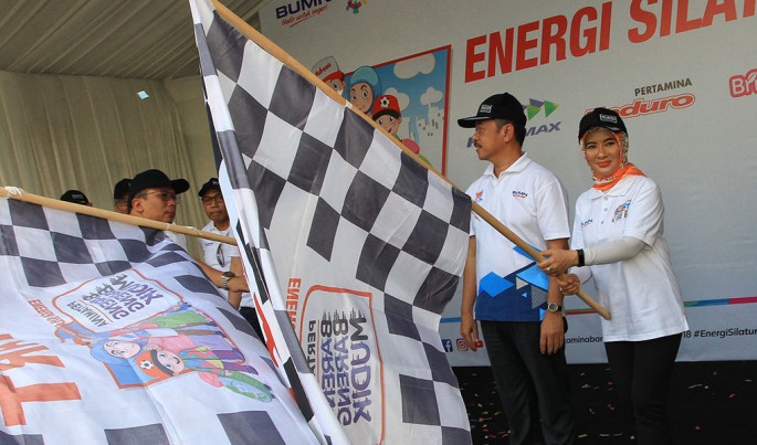 Plt Direktur Utama PT Pertamina (persero )Nicke Widyawati Bersama Deputi BUMN Bidang Pertambangan Industri dan Strategis Fajar Harry Sampurno Melepas Mudik Bareng di Kantor Pertamina Pusat Jakarta : 9/6/2018