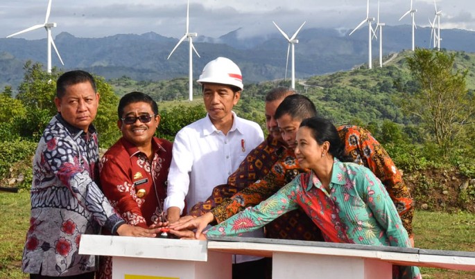 Presiden RI Joko Widodo bersama Menteri BUMN Rini M Soemarno, Menteri ESDM Ignasius Jonan saat Meresmikan PLTU Punagaya, PLTU Jeneponto Ekspansi, PLTB) Sidenreng Rappang (Sidrap).Foto (Humas Kementerian BUMN)