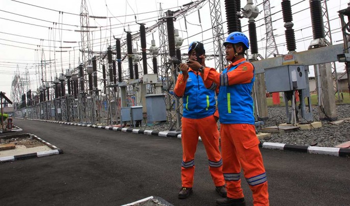 " Apel Pasukan Siaga PLN Siapkan 31 Gardu Induk untuk Pasok Listrik Event Asian Games 2018 " Petugas Melakukan Pengecekan Gardu Induk di APP Cawang Untuk antisipasi Aliran Listrik Menjelang Persiapan Asian Games 2018 Jakarta - Palembang ,sonny ris
