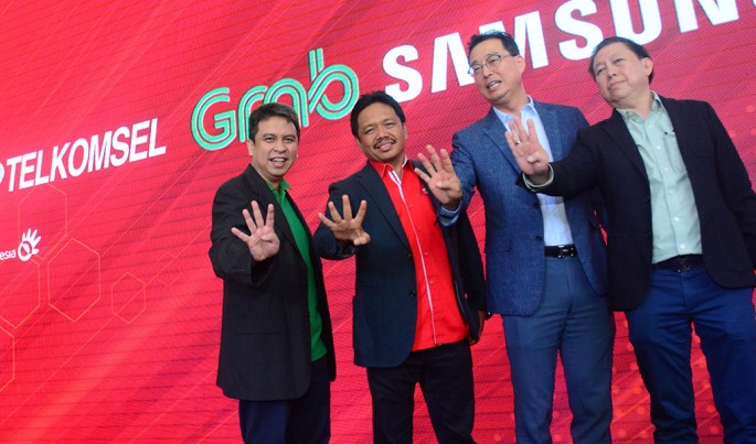 peluncuran program kepemilikan ponsel cerdas khusus untuk pengemudi, yang dibundel dengan paket komunikasi terjangkau Rp.75K dari Telkomsel di Jakarta, Selasa (10/07).