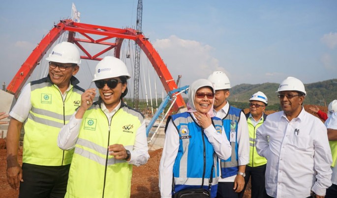 Mentei BUMN Rini M Soemarno saat meninjau tol Pejagan Semarang. Foto (Dok Kementerian BUMN)