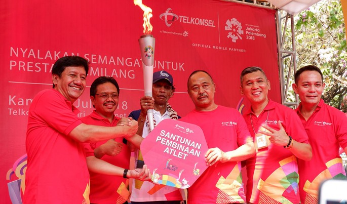 Telkomsel menyukseskan pawai obor (torch relay) yang diselenggarakan di sejumlah kota di Indonesia, di antara di 5 Kota yakni: Solo (19/7), Mataram (25/7), Tanjung Bira (28/7), Bandar Lampung (8/8), Jakarta (18/8). Foto/Dok.Telkomsel/ECONOMICZONE