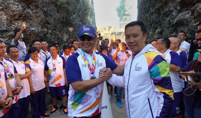 Direktur Enterprise & Business Service Telkom Dian Rachmawan bersama dengan Menteri Pemuda dan Olah Raga RI Imam Nahrawi saat acara Torch Relay Asian Games 2018 Jakarta-Palembang di Kawasan Garuda Wisnu Kencana, Bali (24/7).Foto/Telkom/ECONOMICZONE
