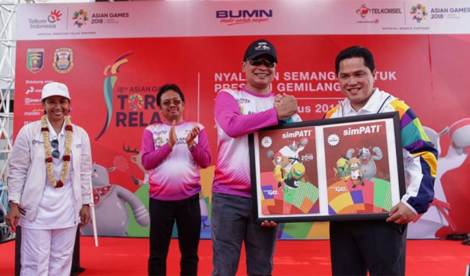 Direktur Enterprise and Business Services Telkom Indonesia Dian Rachmawan secara simbolis menyerahkan kartu perdana simPATI edisi khusus Asian Games 2018 disaksikan oleh Menteri Negara BUMN Rini Soemarno.Foto/Dok-TelkomGroup/ECONOMICZONE