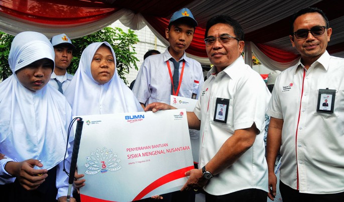 Direktur Utama Telkom Alex J Sinaga saat memberikan bantuan secara simbolis kepada siswi SMN.Foto/Dok-Telkom/ECONOMICZONE