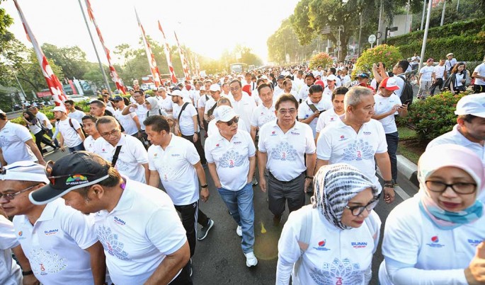 Direktur Utama Telkom Alex J. Sinaga (kedua dari kanan) bersama Jajaran Direksi BUMN saat Jalan Sehat 7.300 m BUMN Hadir untuk negeri 2018 di Jakarta, Minggu (19/8).Foto/Roni.M/ECONOMICZONE