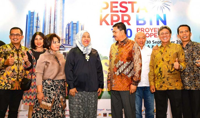Direktur Consumer BTN Budi Satria berfoto bersama Sekjen Pupera Anita Firmanti Eko Susetyowati usai penutupan Ipex 2018 di Jakarta, Sabtu (29/9).Foto/Roni.M/ECONOMICZONE