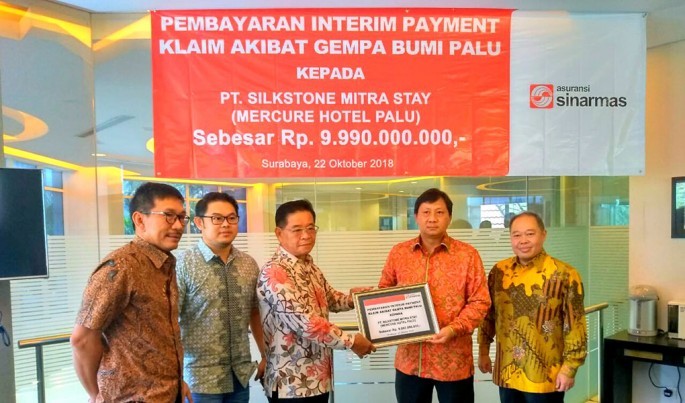 Direktur Asuransi Sinar Mas, Marten P Lalamentik, menyatakan bahwa pihaknya kembali membuktikan komitmennya ke nasabah dengan membayar interim payment kepada PT Silkstone Mitra Stay.Foto/JAT/ECONOMICZONE