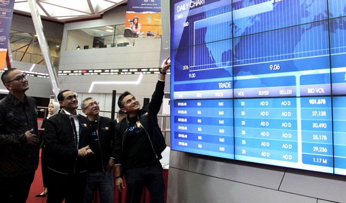 Pencatatan dan perdagangan saham perdana PT Yello Integra Datanet , di Bursa Efek Indonesia,Jakarta, Senin (29/10).Foto/Roni.M/ECONOMICZONE