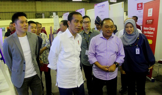 Presiden Republik Indonesia Joko Widodo bersama Direktur Utama PT Bank Tabungan Negara (Persero) Tbk, Maryono meninjau pameran start up dalam acara BTN Digital Start Up Connect 2018 di Balai Kartini, Jakarta (7/12).Foto/Roni.M/ECONOMICZONE