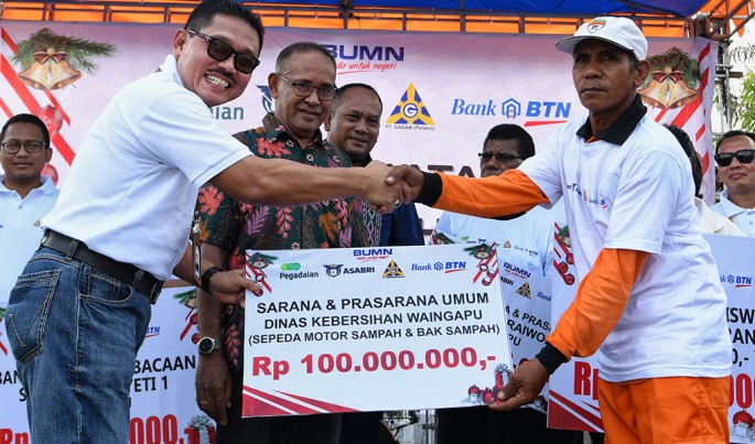 Sekertaris Perusahaan PT ASABRI (Persero) Djoko Rachmadhy, saat menyerahkan bantuan sarana dan prasarana dinas kebersihan Waingapu secara simbolis yang di selenggarakan 4 BUMN di Waingapu, NTT, Sabtu, (15/12). Foto/Roni.M/ECONOMICZONE