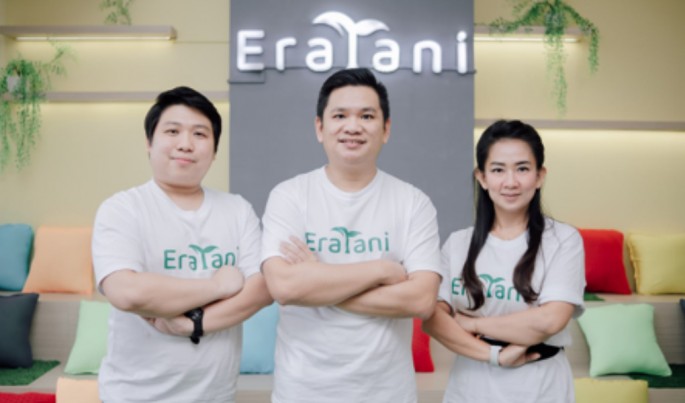 (Dari kiri ke kanan) Kevin Juan selaku COO (Chief Operating Officer) Eratani; Andrew Soeherman selaku CEO (Chief Executive Officer) Eratani; Angles Gani selaku CPO (Chief Plantation Officer) Eratani. .Foto/Dok-Eratani/ECONOMICZONE