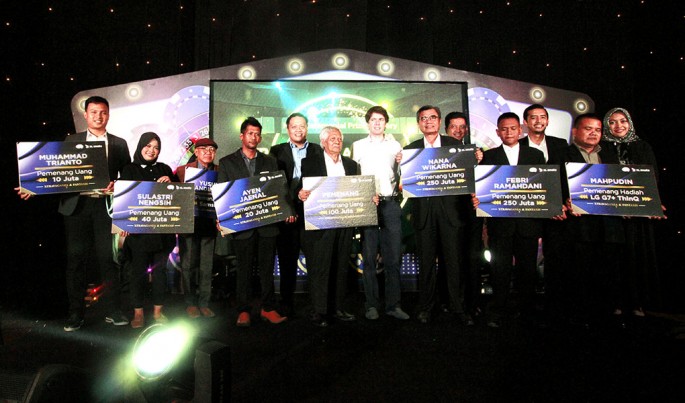 Penyerahan hadiah program Xtravaganza dan FantAxis sesi ke-7 dan sekaligus peluncuran program kuiz lainnya, yakni &rdquo;XpLay & BombAXIS&rdquo; di Jakarta. Rabu (6/2).Foto/Roni.M/ECONOMICZONE