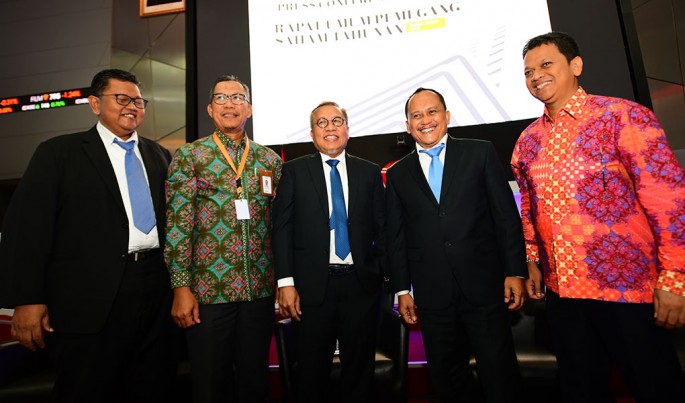 Direktur Utama PT Wijaya Karya Bangunan Gedung TBK Nariman Prasetyo (kedua kanan) bersama jajaran Direksi usai Rapat Umum Pemegang Saham tahunan tahun buku 2018 (RUPST) di Jakarta. Kamis. (21/3/2019).Foto/Roni.M/ECONOMICZONE