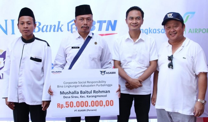 PT Asabri (Persero) menyerahkan Bantuan renovasi sarana ibadah pada acara Bina Lingkungan BUMN yang diadakan di Pondok Pesantren Roudlotul Muta 'Allimin Al-Aziziyyah, Desa Toyareja, Purbalingga, Jawa tengah, Sabtu (11/5).Foto/Roni.M/ECONOMICZONE