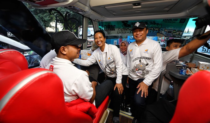 Menteri BUMN RI Rini M. Soemarno didampingi Direktur Utama Telkom Ririek Adriansyah berdialog dengan peserta mudik BUMN Mudik Bareng 2019 TelkomGroup.Foto/Roni.M/ECONOMICZONE