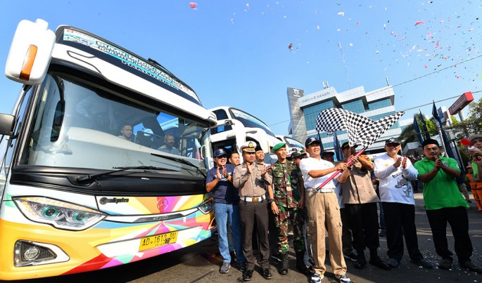 Direktur Utama PT Asabri (Persero), Sonny Widjaja (tengah) saat melepas 1300 pemudik di Jakarta, Jumat (31/5/2019).Foto/Roni.M/ECONOMICZONE