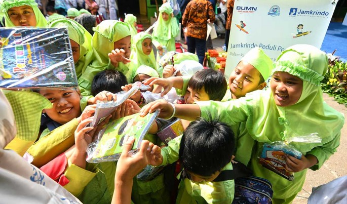 Pembagian alat sekolah kepada eplajar sebanyak 30.333 paket alat sekolah.Foto/HendraWiradi/ECONOMICZONE