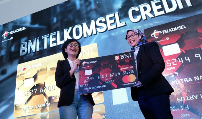 Direktur Sales Telkomsel Ririn Widaryani bersama Direktur Bisnis Konsumer BNI Tambok P Setyawati secara simbolis menunjukan mockup co-branding berupa Kartu Kredit BNI Telkomsel di Jakarta, (2/8).Foto/HendraWiradi/ECONOMICZONE