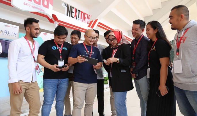  Dirut Telkomsel Emma Sri Martini bersama startup jebolan The NextDev (Habibi Garden, Cakap, Marlin Booking, Hello Beauty, Gandeng Tangan dan Vestifarm) saat peluncuran Gerakan Nasional 1.000 Startup Digital di Istoran Senayan (18/8). Dok Telkomsel