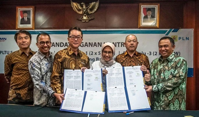  Direktur Utama PT PP (Persero) Tbk Lukman Hidayat (kanan) berfoto bersama usai menandatangani kontrak pembangunan PLTU Nusa Tenggara Timur dan Sulawesi Utara di Kantor Pusat PLN, Senin (09/09).Foto/Dok-PP/ECONOMICZONE