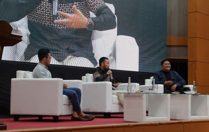 Islamic Finance Specialist Greget Kalla Buana (dari kiri) bersama Founder EMKA dan Artis Nasional Mohammad Kautsar Hikmat, dan Co-Founder KSEI AkSES Abdul Azzam Lathif, menjawab pertanyaan peserta, di Jakarta, Selasa (12/11/2023). Dok/Scofest