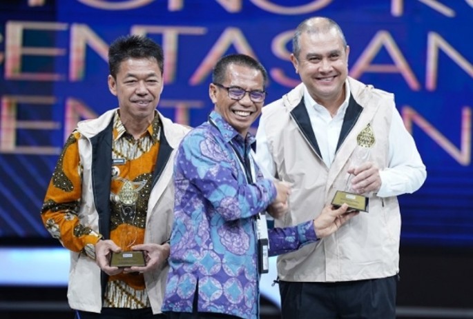Direktur Syariah Banking CIMB Niaga Pandji P. Djajanegara (kanan) menerima penghargaan Akselerator Entas Stunting dan Kemiskinan Ekstrem dari Pemimpin Redaksi Tribun Network Dahlan Dahi (tengah) di Jakarta. Foto/Dok CIMB Niaga/ECONOMICZONE