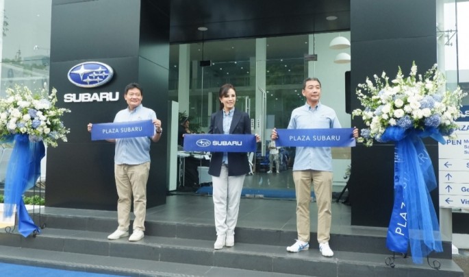 Chief Executive Officer Subaru Indonesia Arie Christopher (dari kiri) bersama Board of Director Plaza Capital Group Paula Dewiyanti, dan General Manager Operation, Plaza Subaru Ricky Aliwarga, resmikan pembukaan Plaza Subaru Diler 3