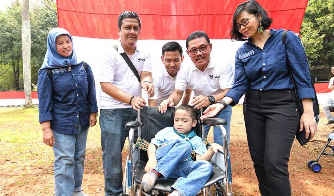 Asabri berikan bantuan kursi roda di hari tuna rungu internasional.Foto/Roni.M/ECONOMICZONE