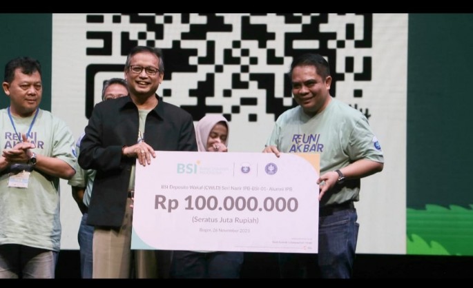 Peresmian secara simbolik dilakukan oleh Direktur Sales & Distribution BSI Anton Sukarna (kanan) kepada Kepala Badan Pengelola Bisnis, Investasi dan Wakaf IPB Naufal Mahfudz (kiri) (27/11).Foto/Dok-BSI/ECONOMICZONE