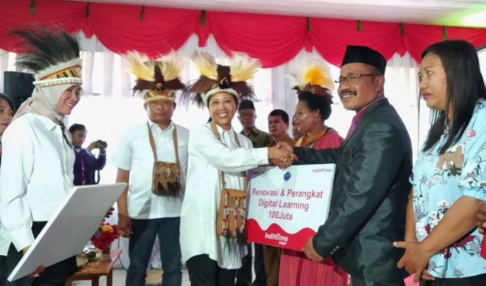 Menteri BUMN Republik Indonesia Rini M. Soemarno saat peluncuran program IndiHome Digital Learning di Timika pada Selasa (8/10).Foto/Dok-Telkom/ECONOMICZONE