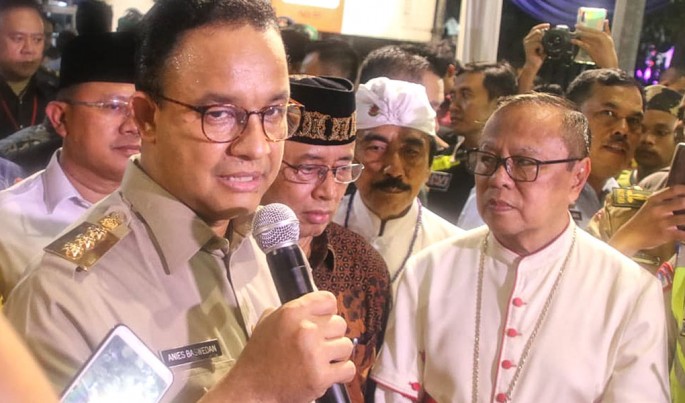  Gubernur DKI Jakarta Anies Baswedan menghadiri ibadah misa natal di Gereja Katedral, Jakarta Pusat, Selasa (24/12/2019).Foto/AldhiChandra/ECONOMICZONE
