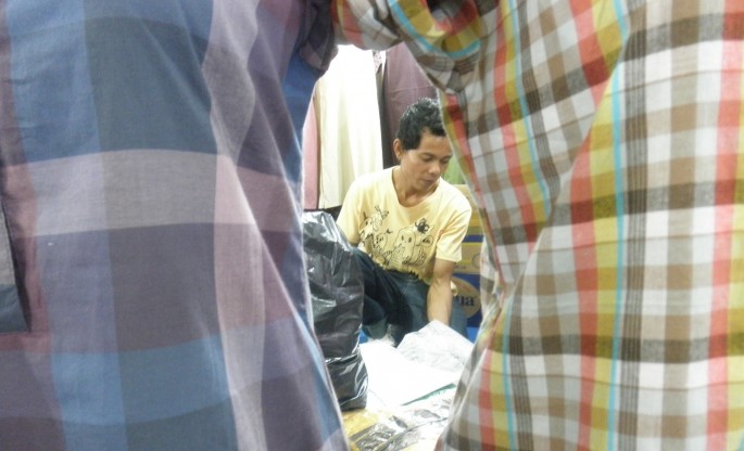 Produsen menyusun pakaian jadi disalah satu perkulakan di Jakarta. (Foto/Endang Muchtar/ECONOMICZONE) 