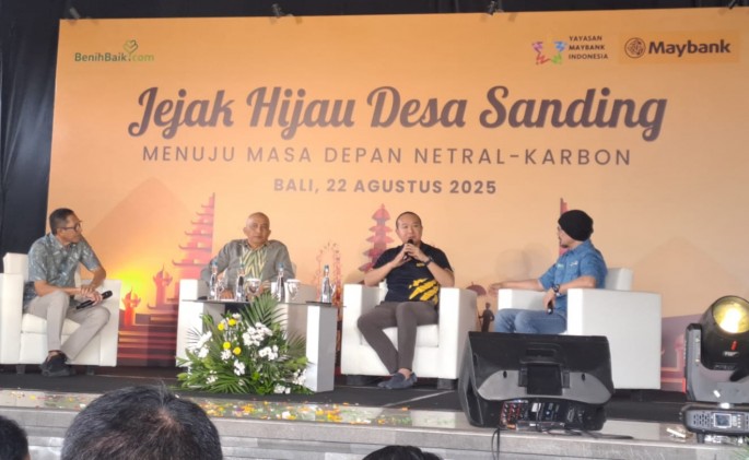 Presdir Maybank Indonesia Steffano Ridwan (kedua dari kanan) memberikan pemaparan mengenai inisiatif Jejak Hijau Desa Sanding mendukung pengelolaan sampah berkelanjutan. (Foto/Yunan Hilmi/ECONOMICZONE)