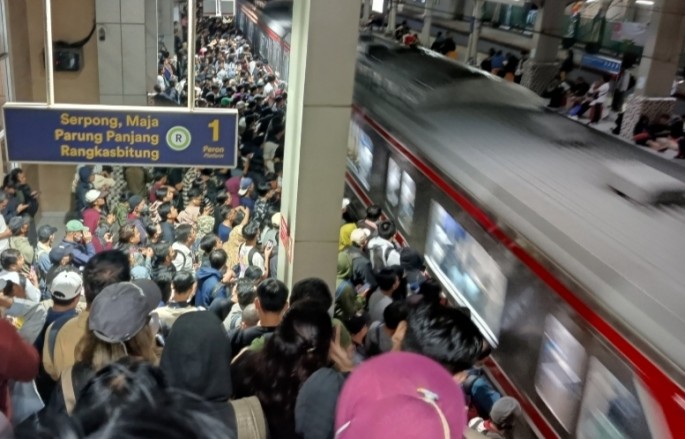 Penumpang memadati St. Kebayoran imbas demo perjalanan peralihan dari Tanah Abang-Palmerah. (Foto/Endang Muchtar/ECONOMICZONE) 