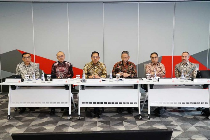 Wakil Direktur Utama Telkom, Muhammad Awaluddin (ketiga dari kiri), Direktur Strategic Business Development & Portfolio Telkom, Seno Soemadji (ketiga dari kanan), Direktur Wholesale & International Service Telkom, Honesti Basyir (kedua dari kanan), s