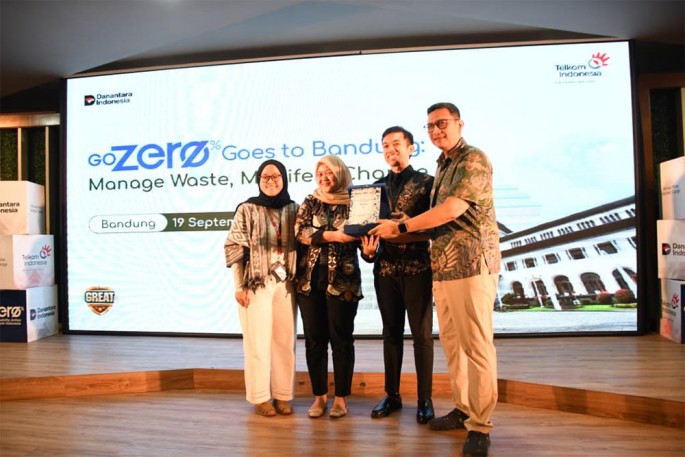 EVP Telkom Regional 2 Edie Kurniawan saat memberikan hadiah kepada juara Innovation Festival.Foto/Dok-TelkomIndonesia/ECONOMICZONE