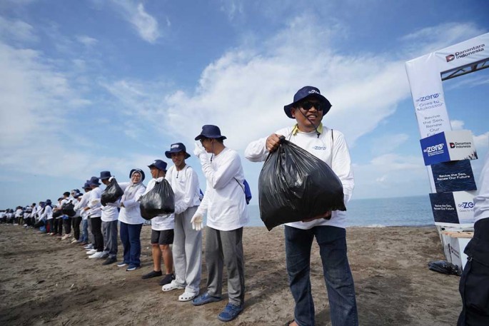 Kegiatan Beach Clean Up yang merupakan rangkaian GoZero% Goes to Makassar di pesisir Pantai Barombong dan Pantai Galesong pada Sabtu (18/10).Foto/Dok-TelkomIndonesia/ECONOMICZONE