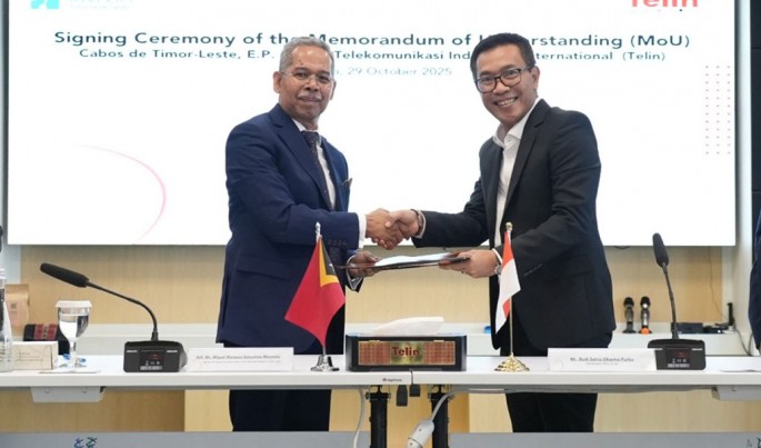 Menteri Transportasi dan Komunikasi / President of the CTL Board Miguel Manetelu (kiri) dan CEO Telin Budi Satria Dharma Purba (kanan) MoU kolaborasi pengembangan infrastruktur dan konektivitas digital antara Timor-Leste dan Indonesia.Foto/Dok-Telkom