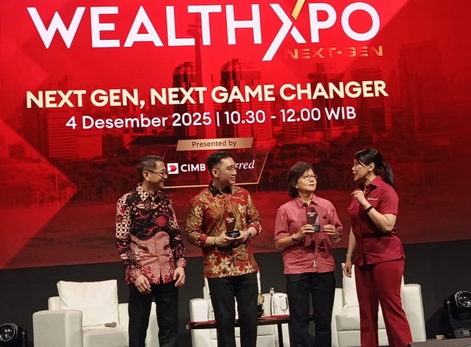 Business, HNWI, Affluent Customers Marketing Head CIMB Niaga Deffy Lisa Hardjono (kanan) berbincang dengan tiga pembicara usai sesi talkshow &ldquo;Next Gen, Next Game Changer&rdquo; pada Wealth Xpo 2025 di Jakarta, Kamis (4/12/2025). (Foto/Endang Muchtar/ECONOM