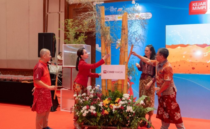 Direktur Compliance, Corporate Affairs & Legal CIMB Niaga Fransiska Oei (kedua kiri), Head of Emerging Business Banking CIMB Niaga Tony Tardjo (kiri), Anggota Dewan Pers 2025&ndash;2028 Abdul Manan (kanan), dan aktivis lingkungan Nadine Chandrawinata (kedu