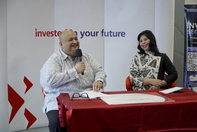 Dirut Bahana Sekuritas, Reza Benito (kiri) dan Dirut Eastpring AM, Sulystari Rizal saat penandatanganan kerjasama pada acara Partnership Ceremony with Eastspring Indonesia.
