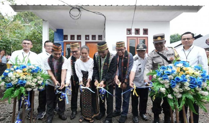 Penyerahan bantuan kepada masyarakat sebagai bentuk sinergi lintas instansi dalam mendukung kesejahteraan dan pembangunan daerah.Foto/Dok-BankMantap/ECONOMICZONE